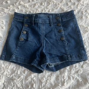 A&E denim shorts 💙